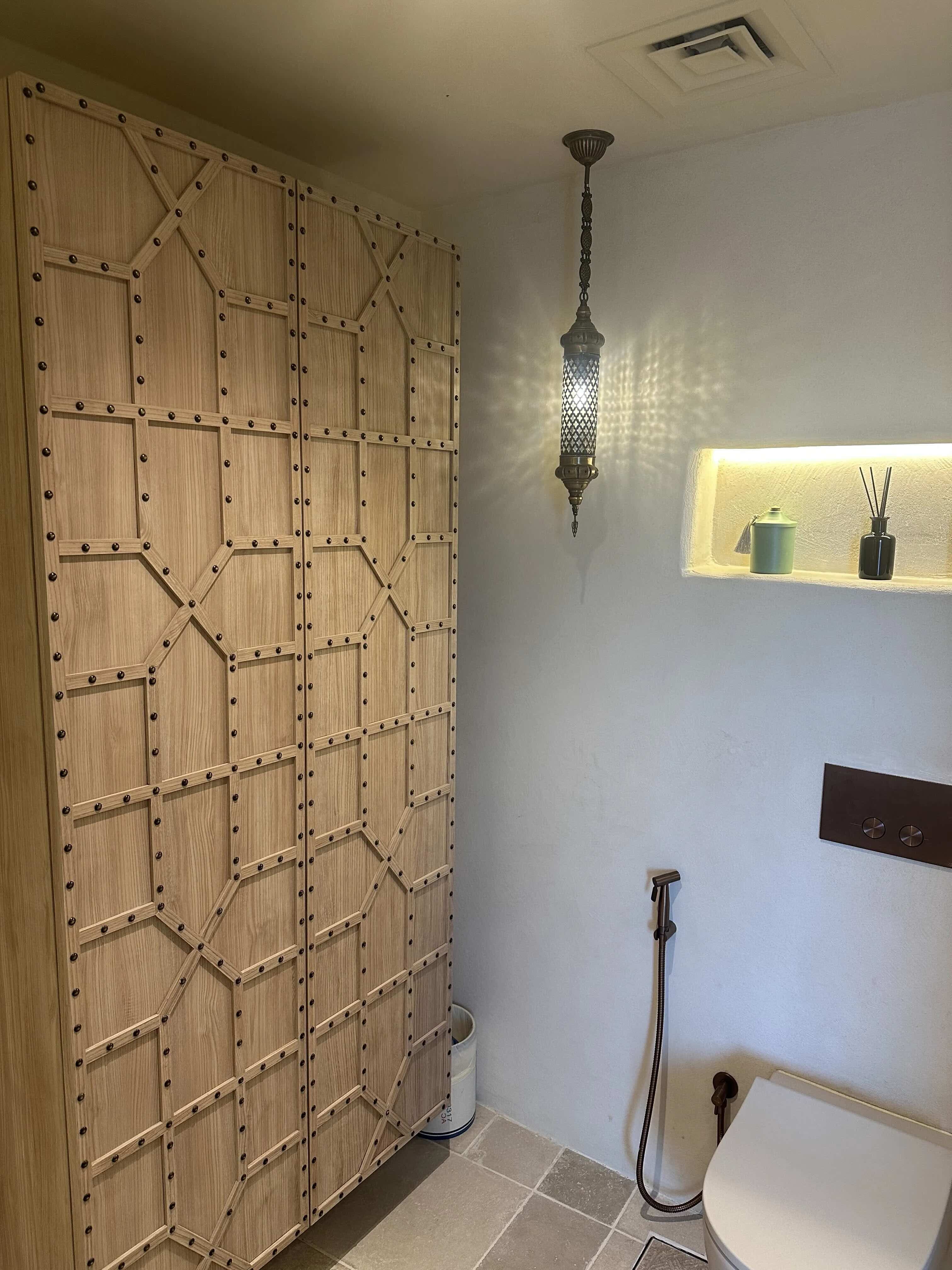 Microcement walls enhancing continuity