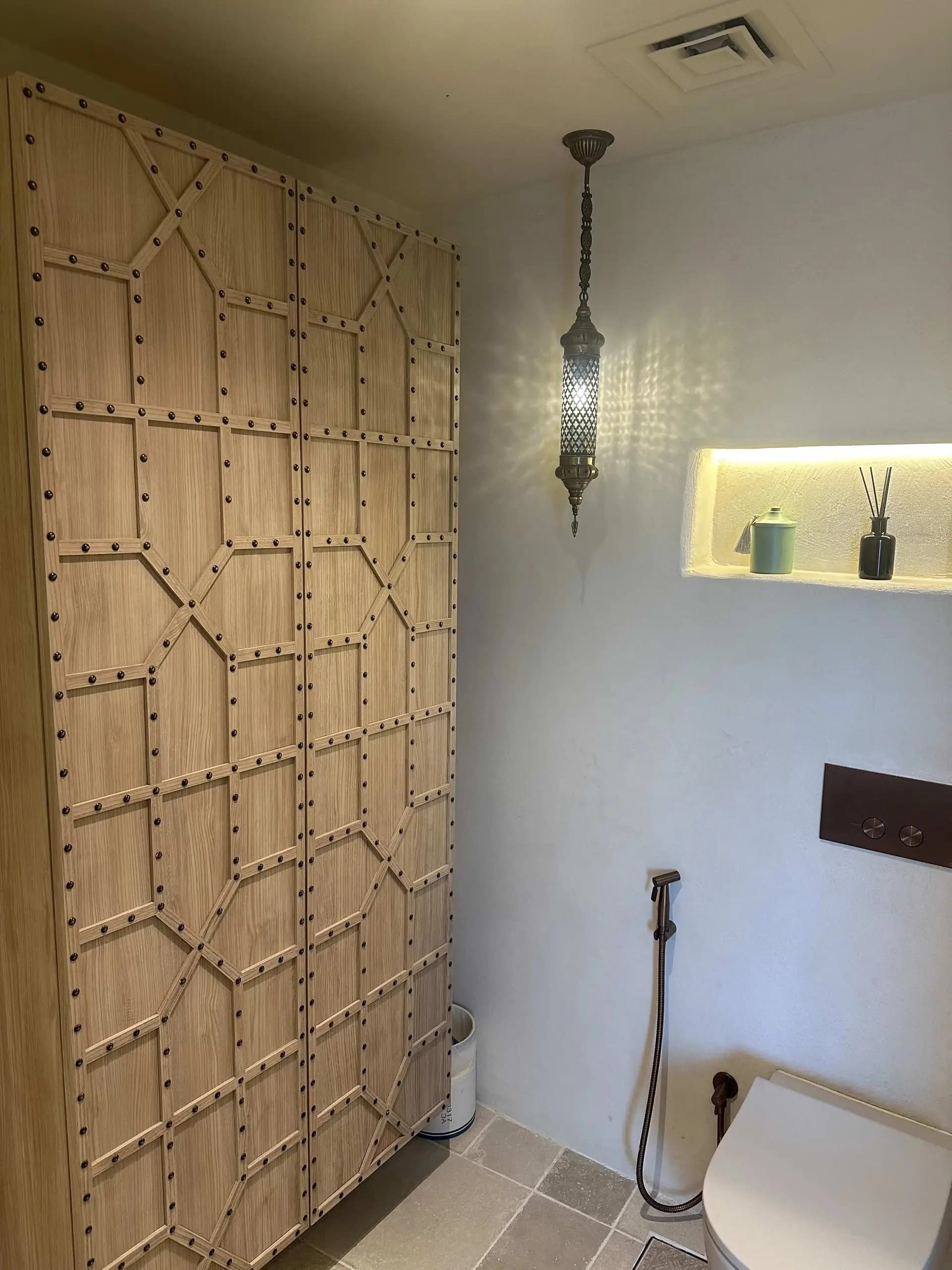 Microcement walls enhancing continuity